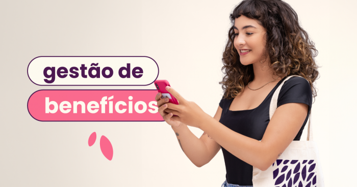 Mulher branca de cabelo cacheado, blusa preta, calça jeans e sacola bege no ombro segurando um celular. No título: "gestão de benefícios".