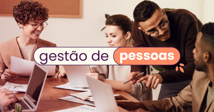Quatro pessoas conversando em volta de uma mesa. No título: "gestão de pessoas".