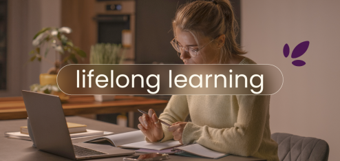Uma mulher em frente ao computador estudando. No título: "lifelong learning" ou aprendizagem contínua.
