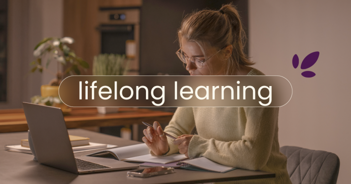 Uma mulher em frente ao computador estudando. No título: "lifelong learning" ou aprendizagem contínua.