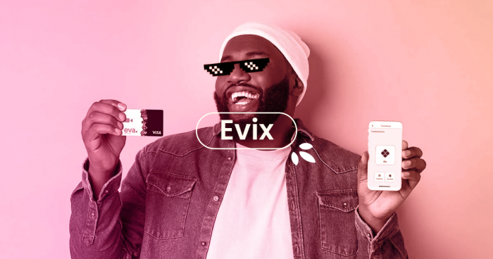 Homem de touca branca e barba segurando um cartão Eva na mão direita e um celular na mão esquerda. No centro, o título 'Evix', como é conhecido o Pix da Eva.