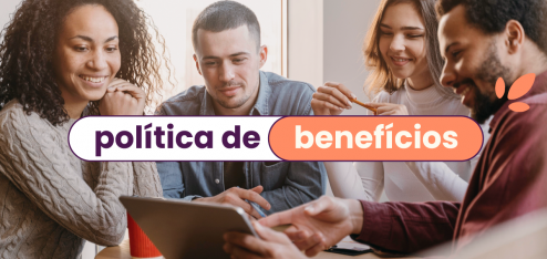 Equipe reunida (4 pessoas, dois homens e duas mulheres) em frente a um notebook. No título, "política de benefícios".