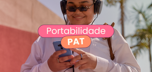 Mulher mexendo no celular de fone de ouvido. No título 'Portabilidade PAT'.