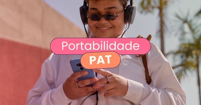 Mulher mexendo no celular de fone de ouvido. No título 'Portabilidade PAT'.