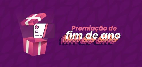 Fundo da imagem é roxo com folhas. Ao lado do título 'Premiação de fim de ano' tem um cartão Eva saindo de uma caixa de presentes. Na imagem "premiações de fim de ano" está escrito.