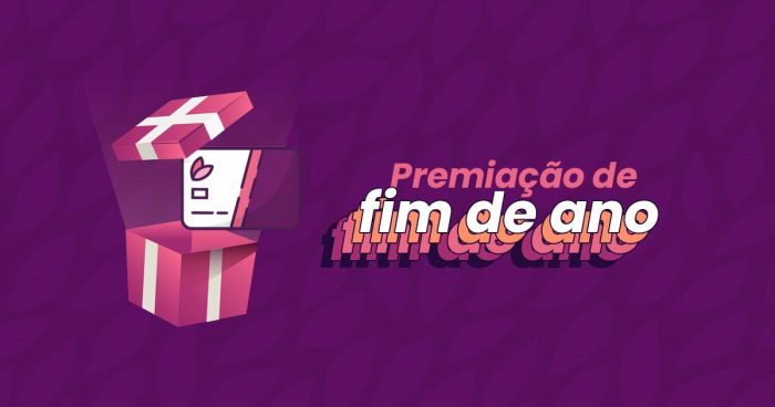 Fundo da imagem é roxo com folhas. Ao lado do título 'Premiação de fim de ano' tem um cartão Eva saindo de uma caixa de presentes. Na imagem "premiações de fim de ano" está escrito.