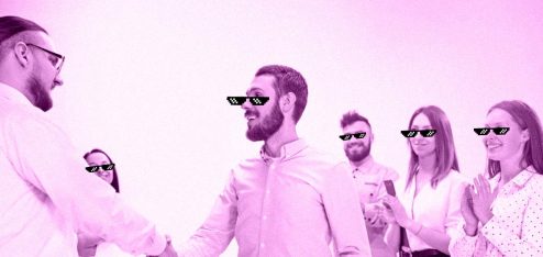 Pessoas de óculos escuros e vestidas de roupa social branca. Dois homens apertam as mãos enquanto outras pessoas aplaudem atrás.