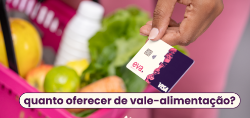 Mão segurando o cartão Eva. No fundo, uma cesta de mercado cheia de produtos. No título "quanto oferecer de vale-alimentação".