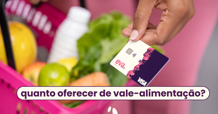 Mão segurando o cartão Eva. No fundo, uma cesta de mercado cheia de produtos. No título "quanto oferecer de vale-alimentação".