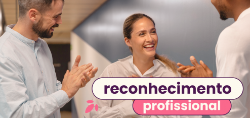 Funcionários aplaudindo uma colega. No título: "reconhecimento de funcionários".