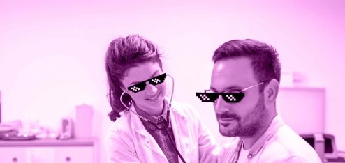 Médica e paciente, ambos vestindo óculos escuros colocados pelo Photoshop. Na imagem a médica examina o paciente colocando o estetoscópio sobre o peito dele.
