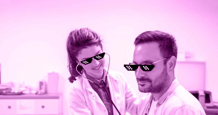 Médica e paciente, ambos vestindo óculos escuros colocados pelo Photoshop. Na imagem a médica examina o paciente colocando o estetoscópio sobre o peito dele.