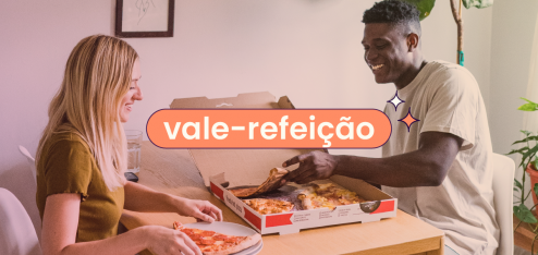 Duas pessoas sentadas comendo pizza. No título, 'vale-refeição'.