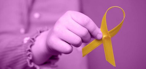 Mão segurando faixa amarela em homenagem ao 'Setembro Amarelo'.