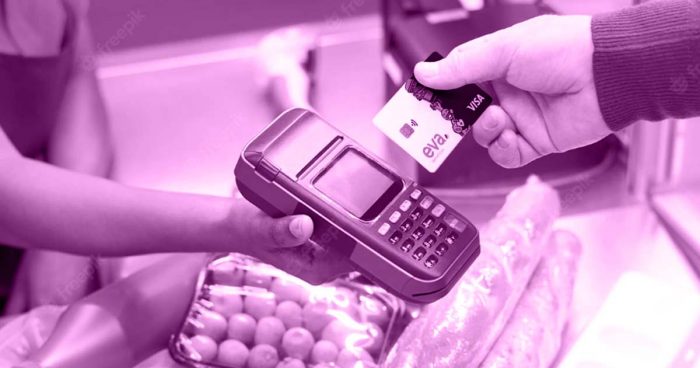 A imagem mostra as mãos de duas pessoas: uma caixa de supermercados segurando uma máquina de cartões e um cliente aproximando o cartão Eva da máquina.