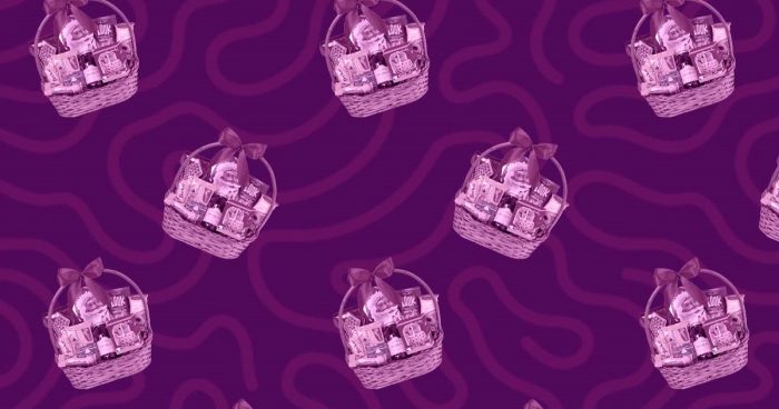 O padrão do fundo da imagem é de listras roxas em um fundo roxo mais escuro. Em destaque, inúmeras cestas de natal para funcionários espalhadas na imagem.